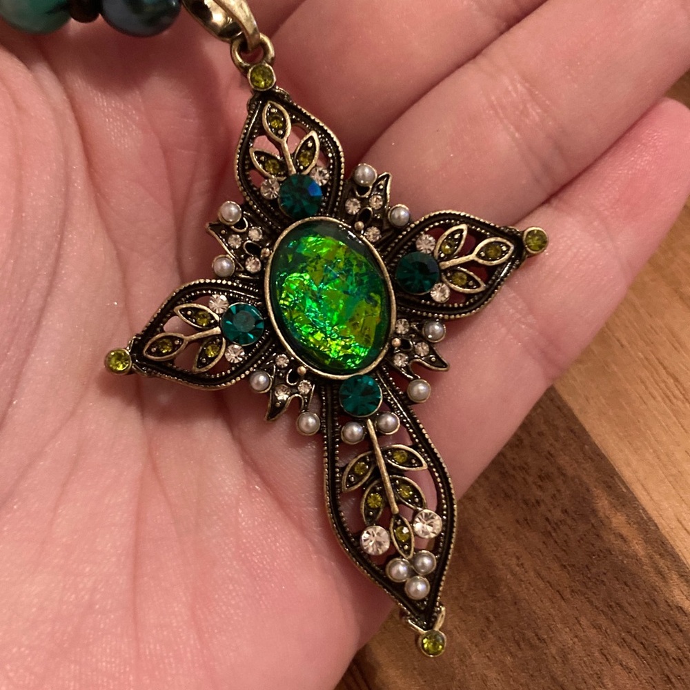 Handmade Elegant Green Beaded Necklace with Cross Pendant - Picture 3 of 3